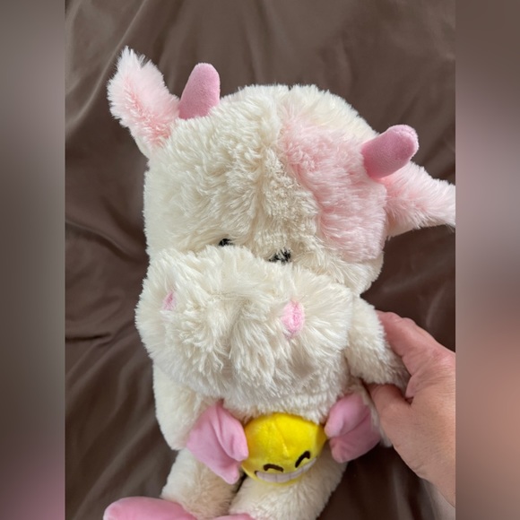 Kellytoy 21 inch Stuffed Cow Pink Cream Holding Emoji Soft Fluffy Plush Toy - Picture 2 of 9